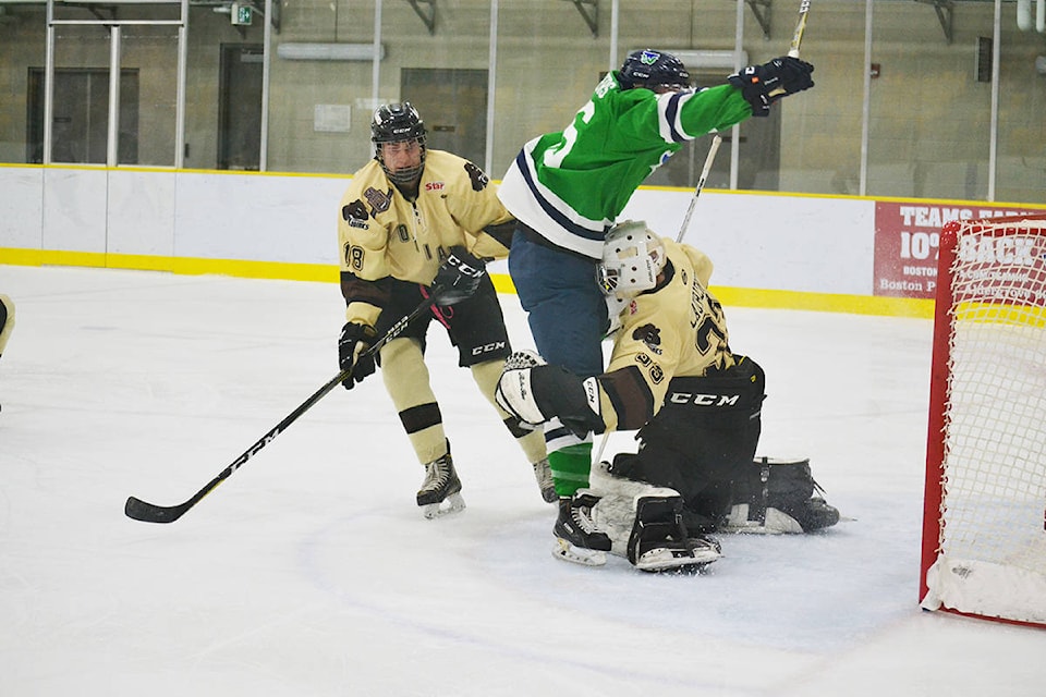 14029011_web1_181025-ALT-Kodiaks-fall-to-Whalers_2