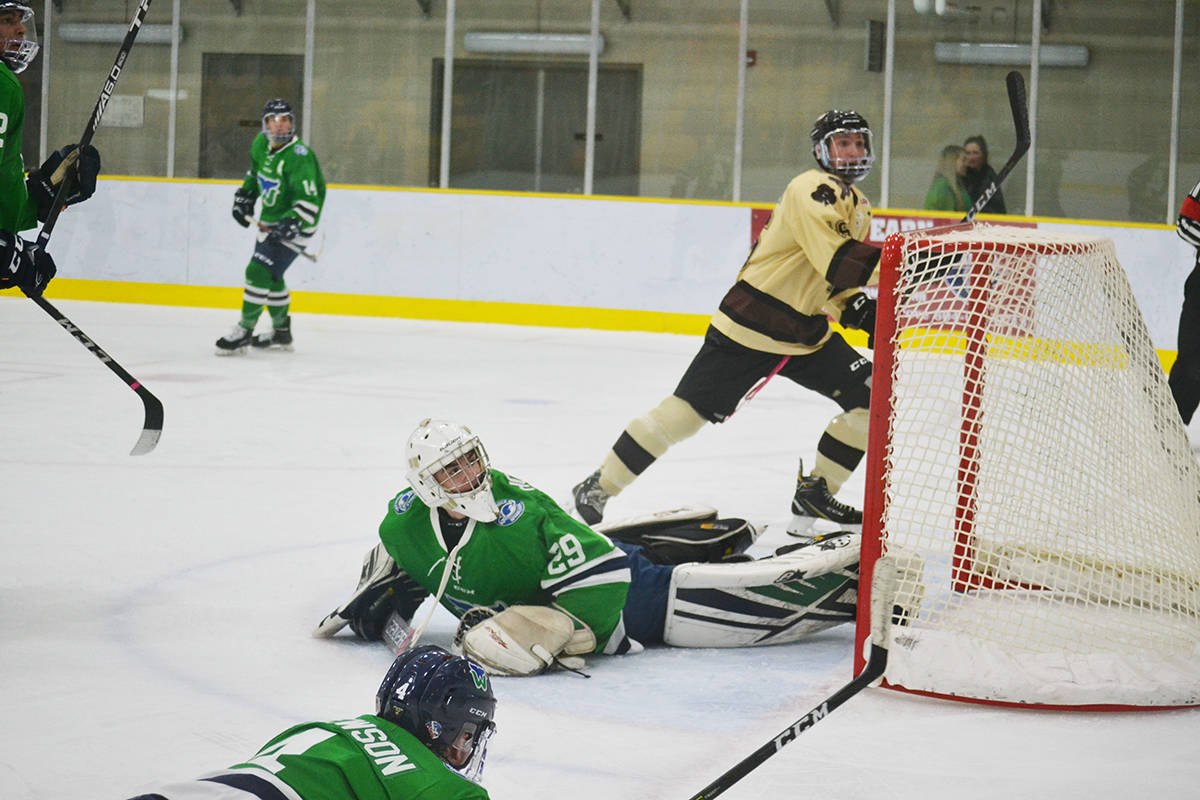 14029011_web1_181025-ALT-Kodiaks-fall-to-Whalers_5