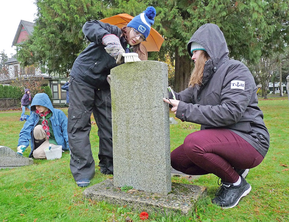 14253477_web1_181104-LAT-headstones-finstad-carruthers