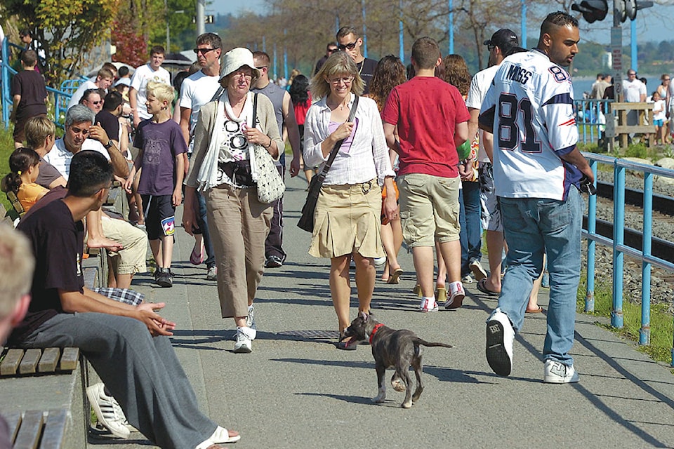 14757394_web1_DogPromenade052509-05fc