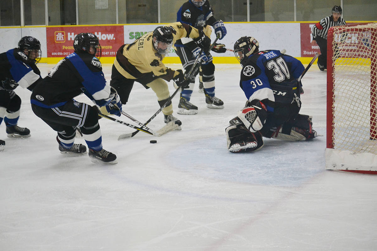 14790166_web1_181220-ALT-Kodiaks-Pilots-tie_4