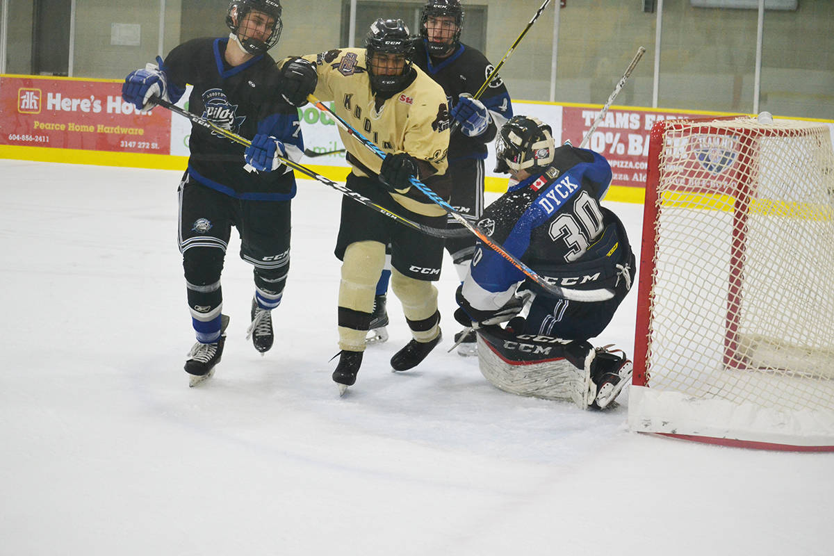 14790166_web1_181220-ALT-Kodiaks-Pilots-tie_6