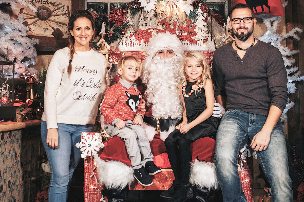 14817117_web1_ChristmasCarlsons