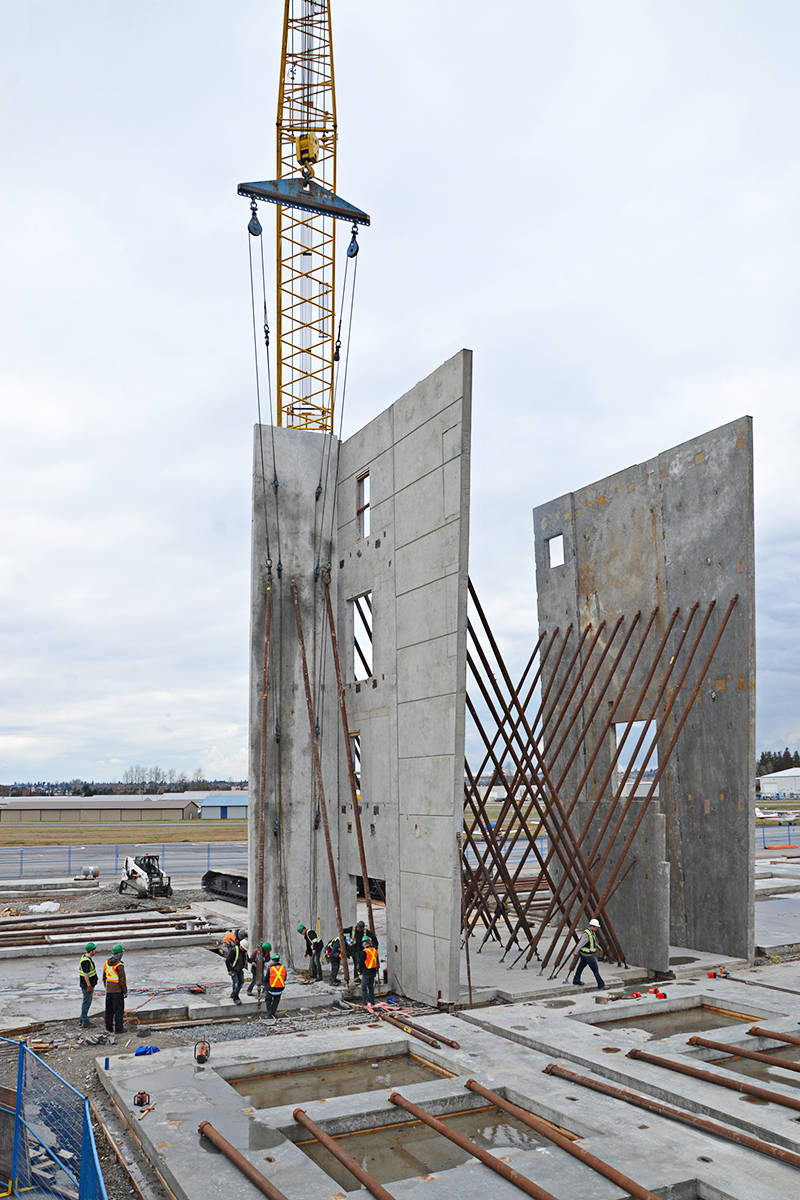 10891491_web1_180306-LAD-Airport3