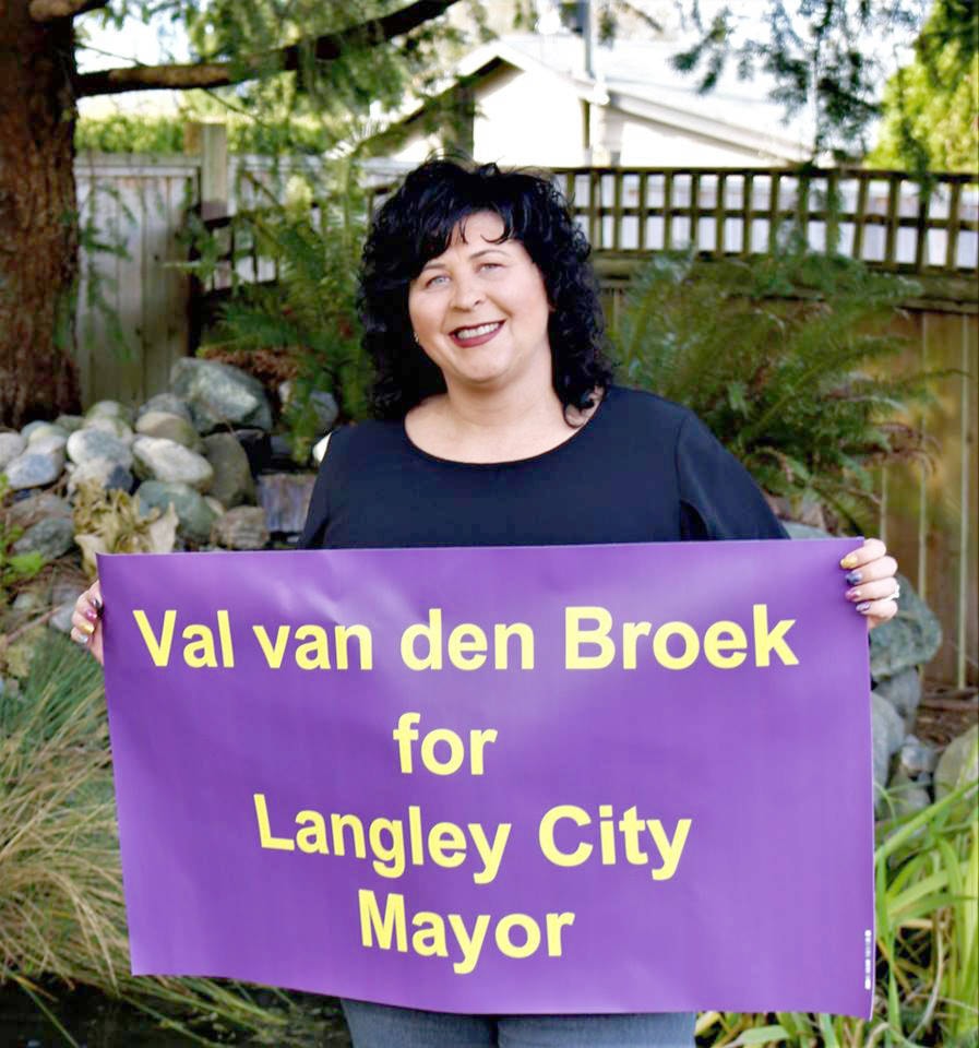11556455_web1_180421-LAD-vandenbroekmayor2
