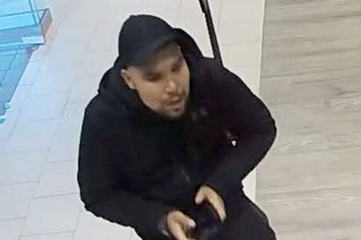 11749936_web1_180504-LAD-MacBookTheft