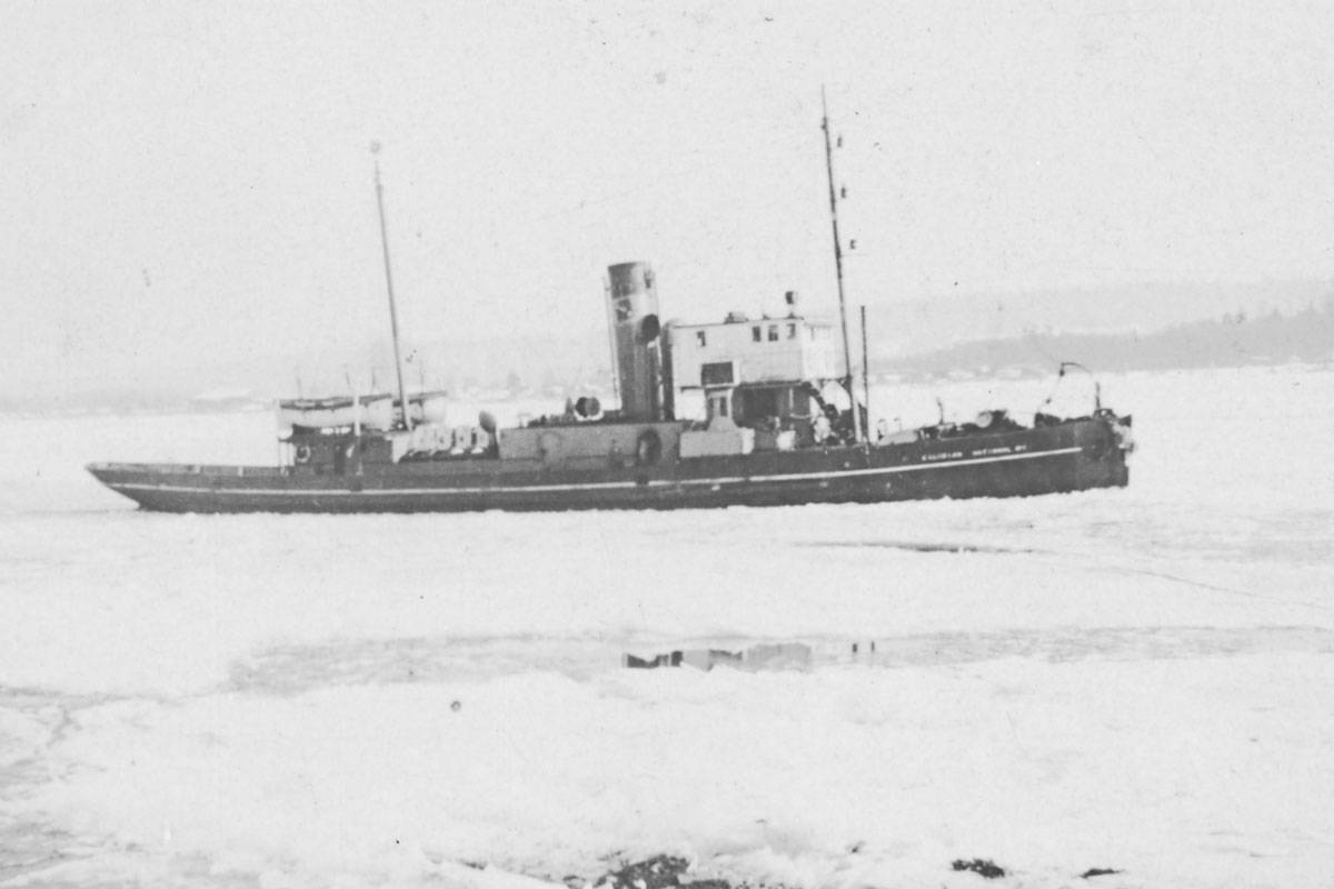 11824453_web1_180501-LAD-FortBoat2