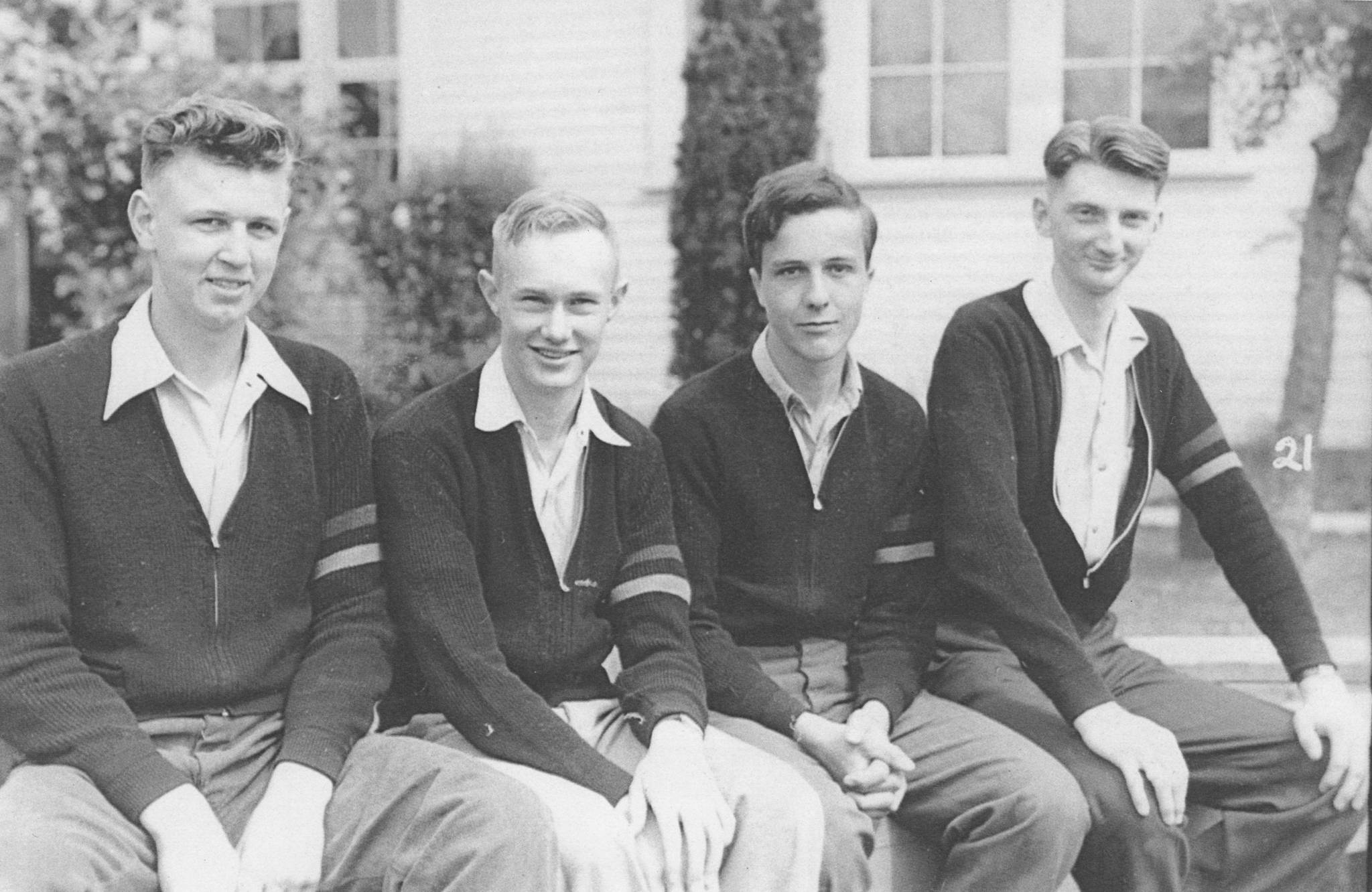 11824453_web1_copy_180508-LAD-1948Grads