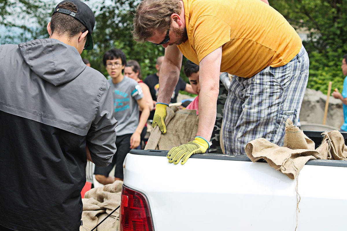 11950299_web1_180518-LAD-Sandbagging2