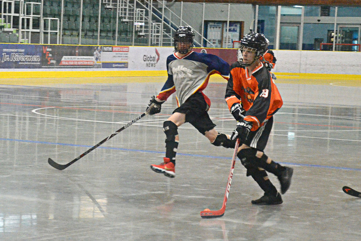 12217268_web1_1806060-LAD-BallHockey3