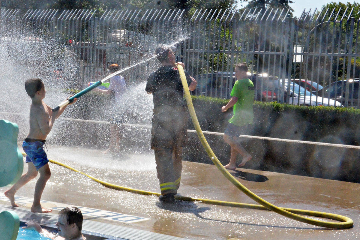 12729068_web1_180714-LAD-LegendaryWaterfight_11