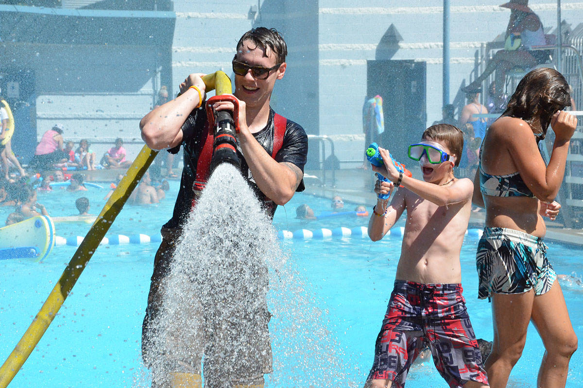 12729068_web1_180714-LAD-LegendaryWaterfight_16