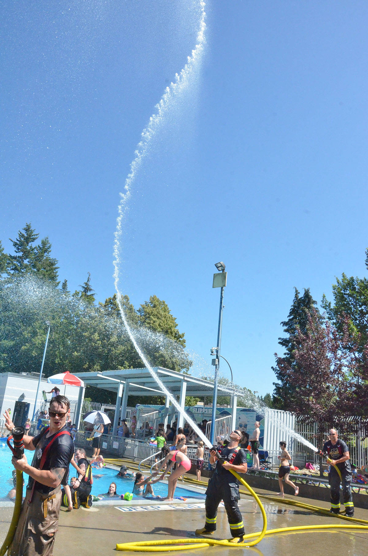 12729068_web1_180714-LAD-LegendaryWaterfight_17