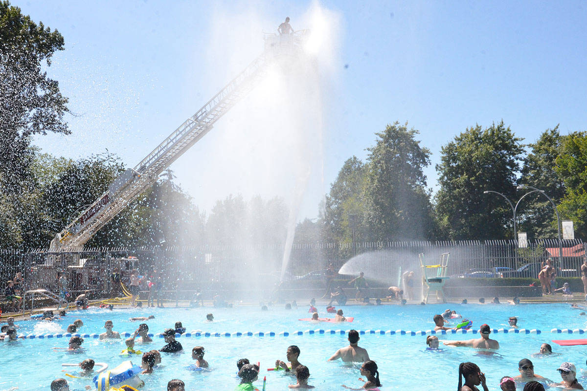 12729068_web1_180714-LAD-LegendaryWaterfight_6