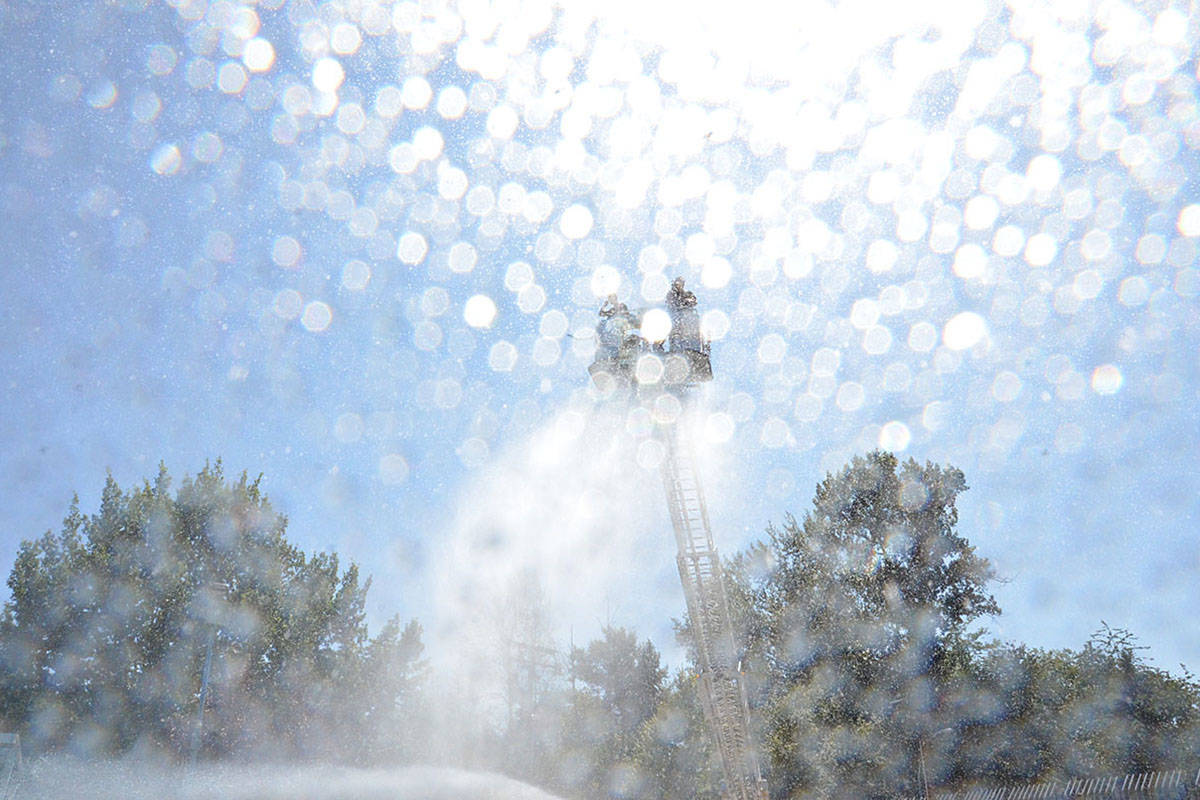12729068_web1_180714-LAD-LegendaryWaterfight_8