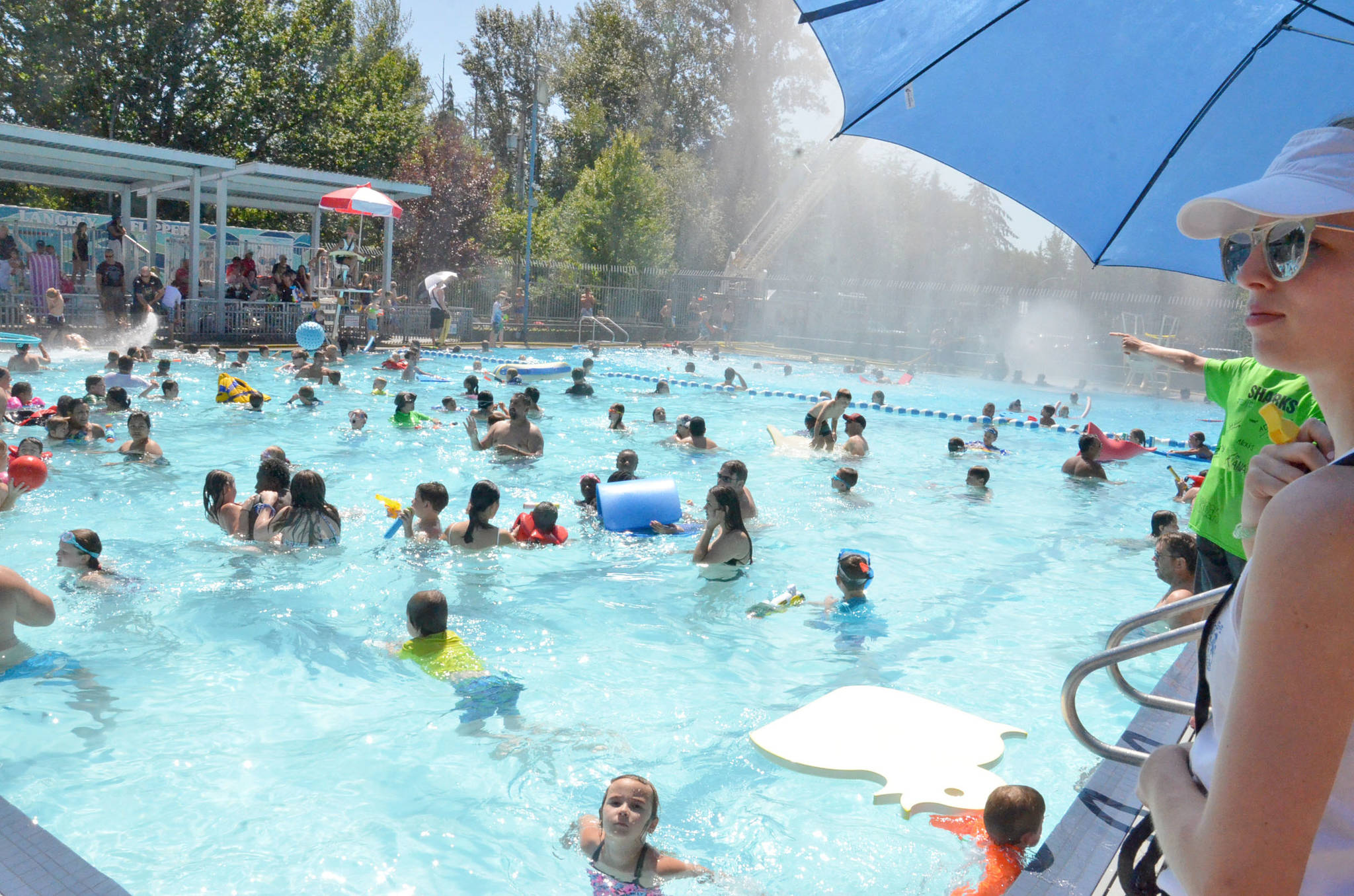 12729068_web1_180714-LAD-LegendaryWaterfight_9
