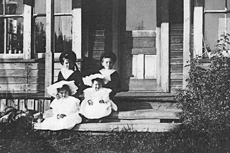 13365840_web1_180821-LAD-ThrowbackNashKids