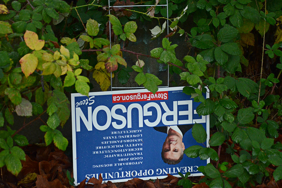 13662080_web1_180922-LAD-ElectionSigns2