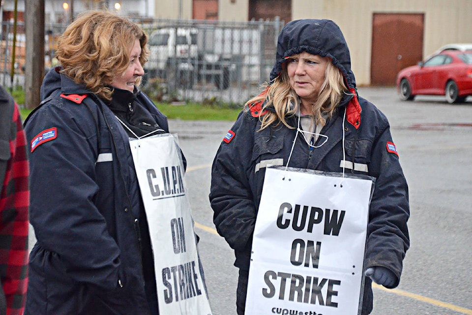 14535882_web1_181125-LAD-PostalStrike2
