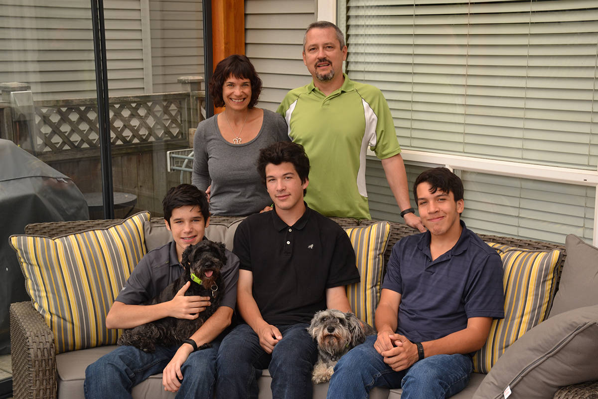 14622020_web1_Airco-Hunter-Family-with-Dogs-Landscape