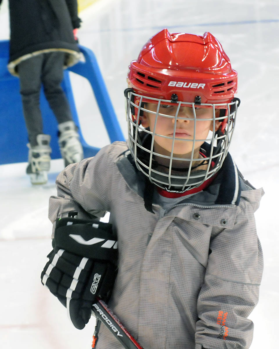 14924939_web1_181223-LAT-hockey-clinic-1