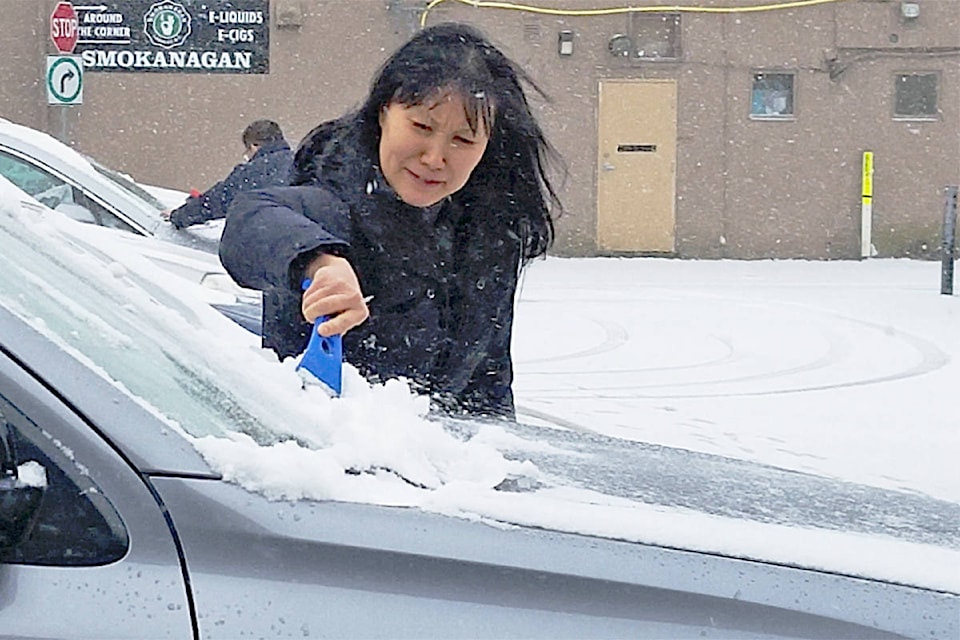 15643318_web1_190204-LAD-scraping-windshield