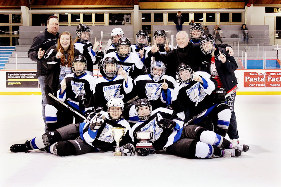 41769girlshockey1c