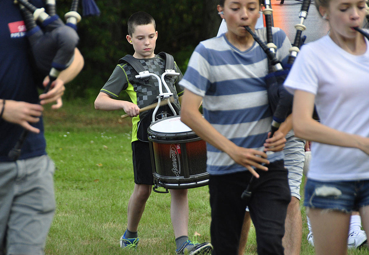 7897518_web1_170728-LAD-SiblingPipeBand_3