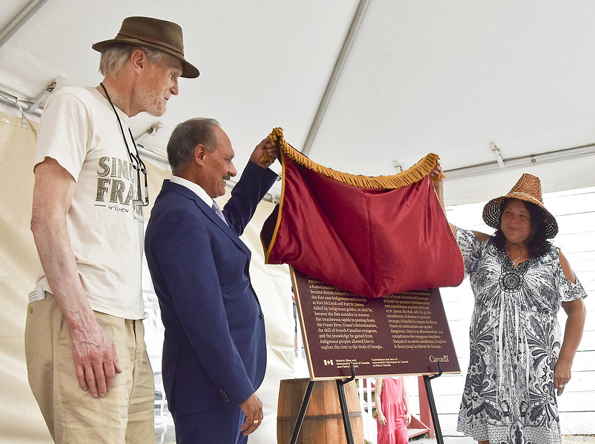 8015869_web1_plaque-unveiling-closer