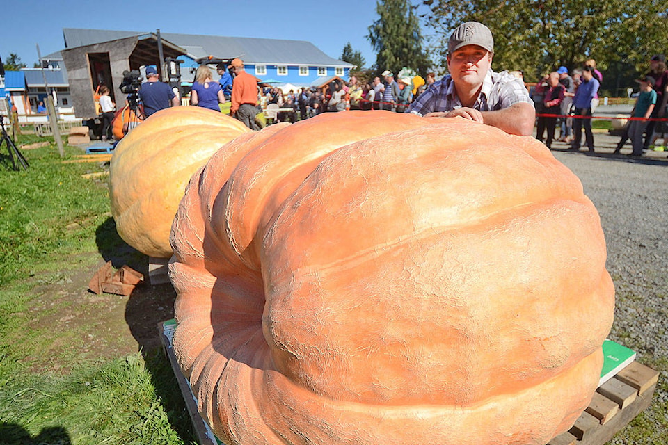 8784560_web1_171006-LAD-GiantPumpkinWeighIn_1