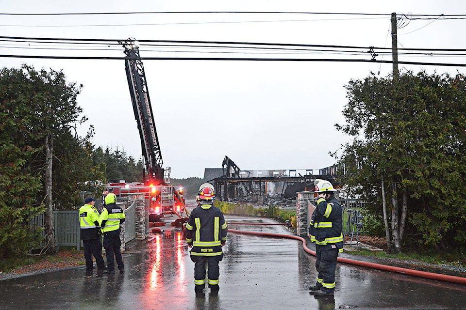 9087823_web1_171025-LAD-GarageFire4