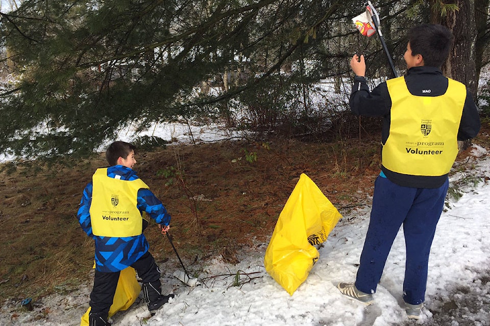 9209271_web1_EaglesCleanUp