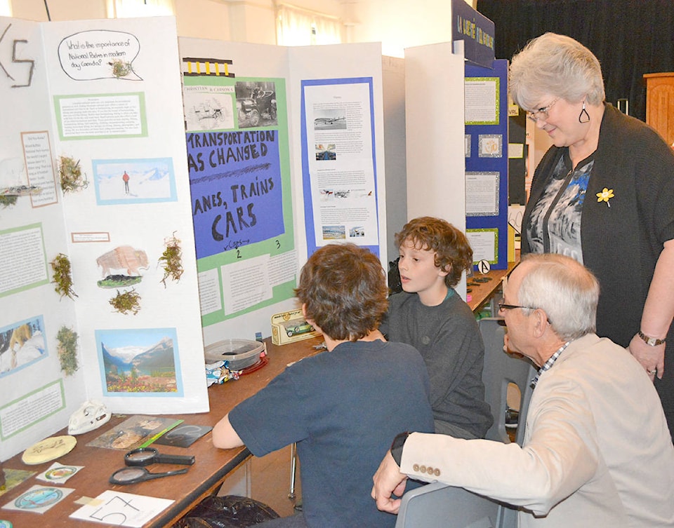 web1_170413-LAD-HistoryFair_1