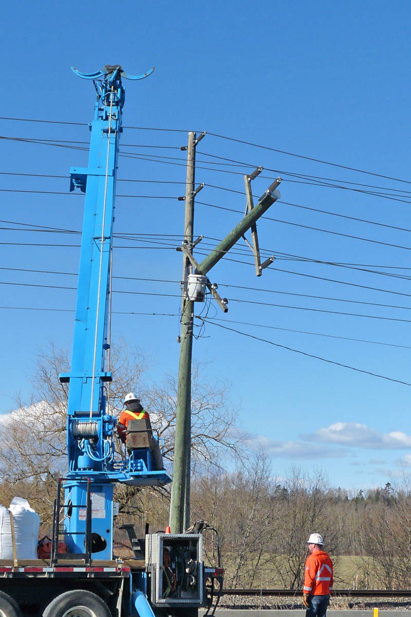 15785424_web1_190302-LAD-damaged-pole-2