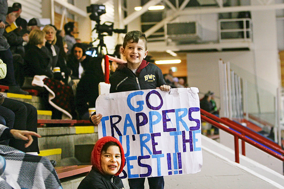 15899742_web1_190311-LAD-Trappers-game-three-fan