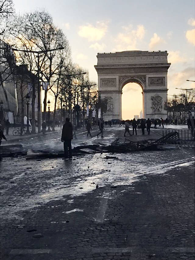 15992621_web1_190317-LAD-Paris-Riot