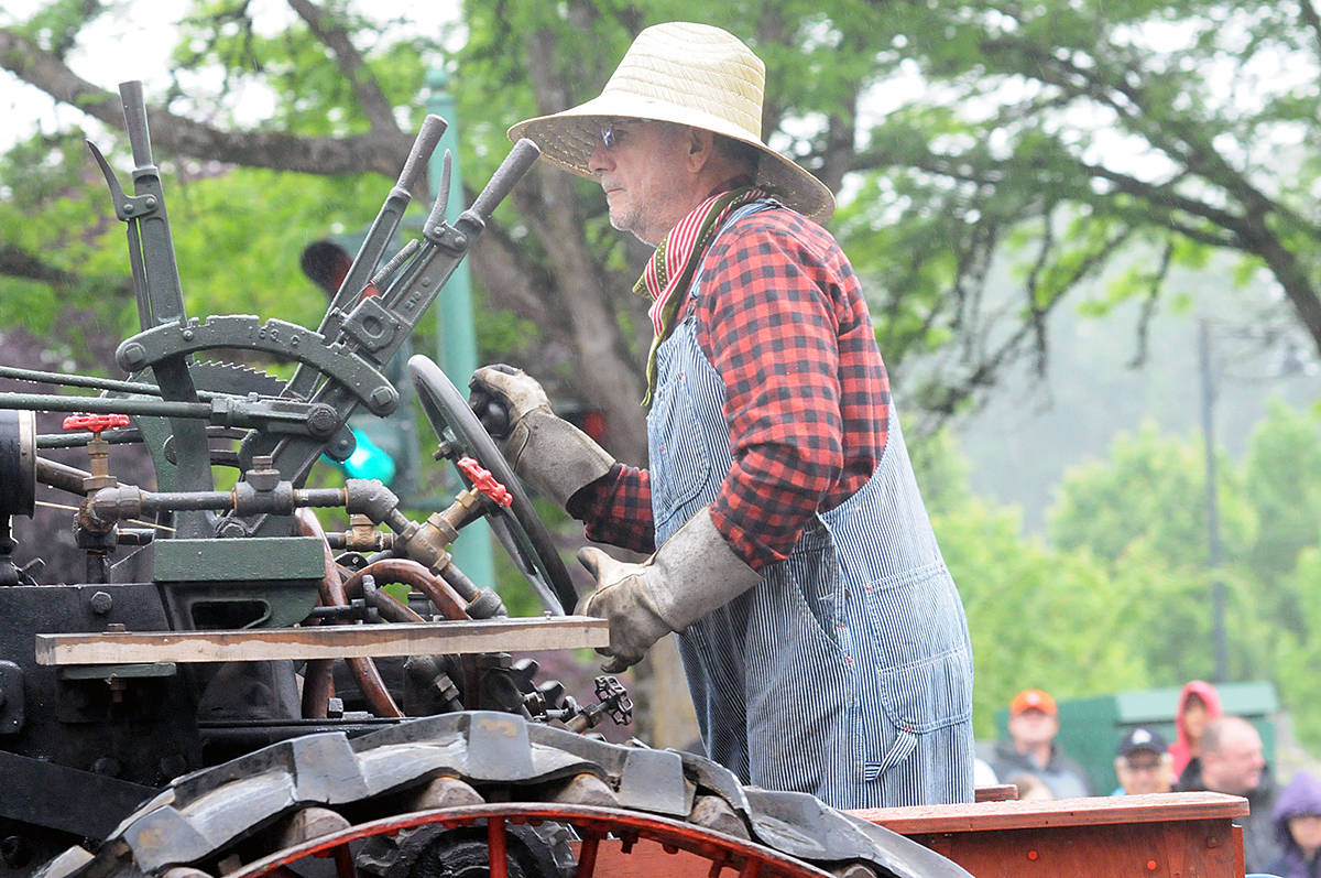 16925001_web1_180520-LAD-MAy-DAy-tractor2