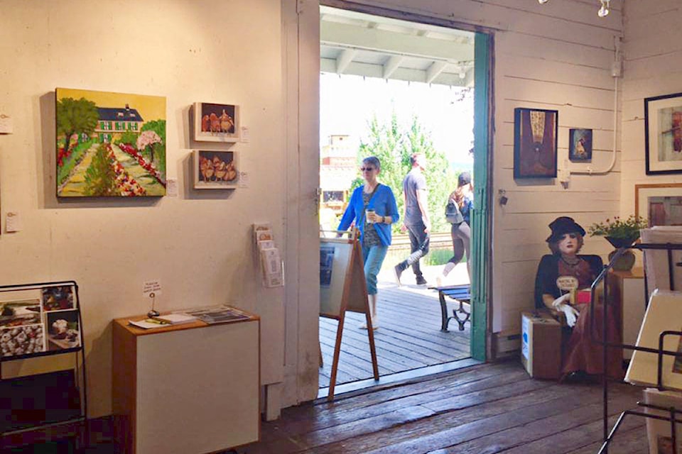 16941776_web1_190521-LAT-FLAGartShowMakingAnEntrance_1