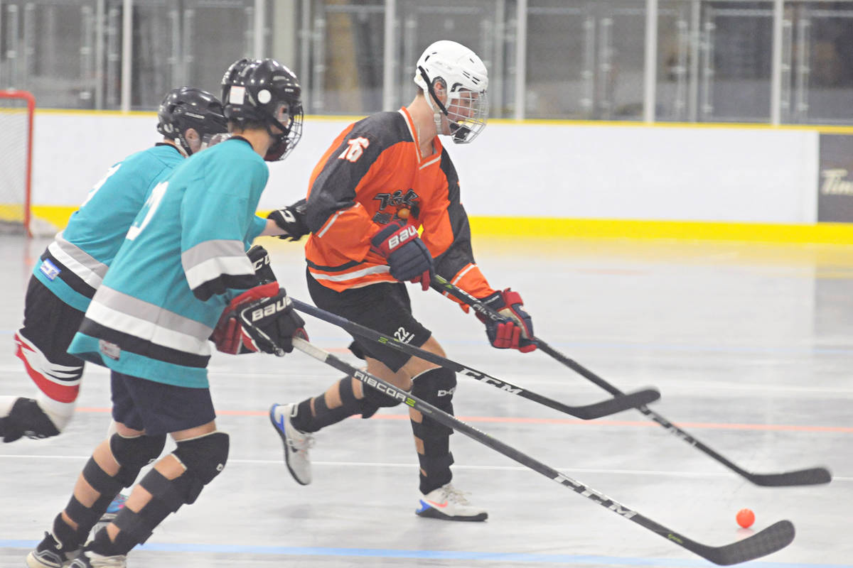 17518567_web1_190630-LAD-Ball-hockey-Victoria-vs-Valley-16b