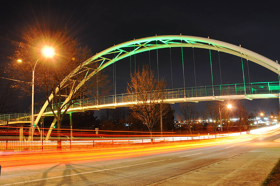 18392716_web1_190904-LAT-PedestrianBridge