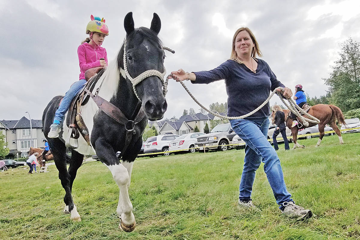 18651003_web1_190921-LAD-Thanksgiving-drive-horse-ride