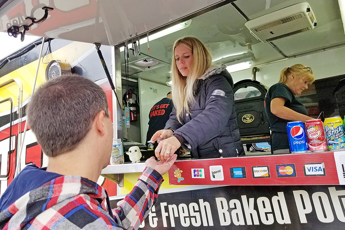 18970858_web1_191016-LAD-Cranberry-fest-food-truck