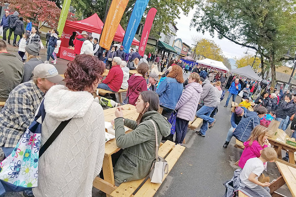 18970858_web1_copy_191016-LAD-Cranberry-fest-crowd