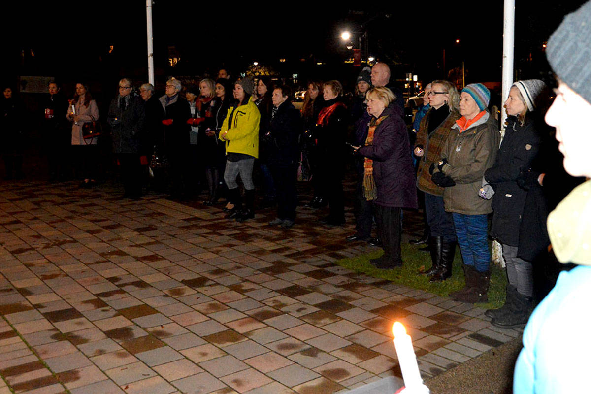 19515364_web1_Candlelightvigil2