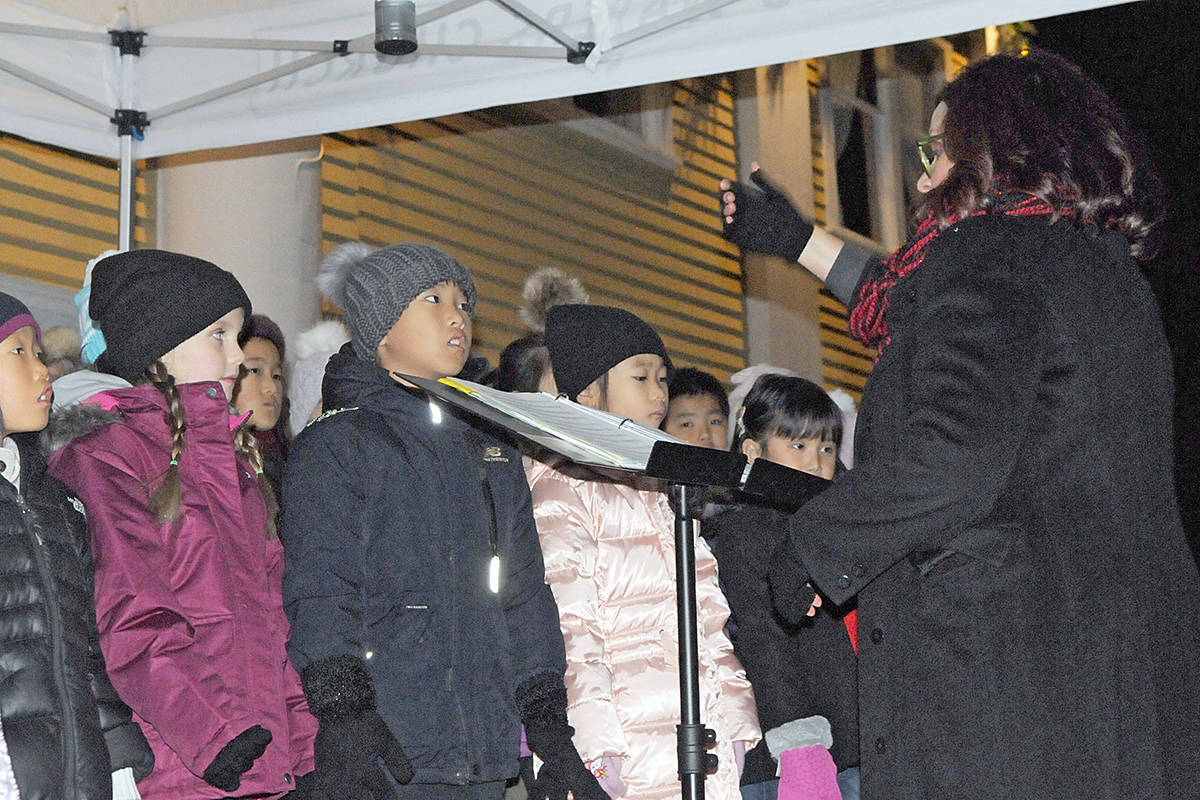 19598539_web1_191130-LAD-Christmas-tree-lighting-11