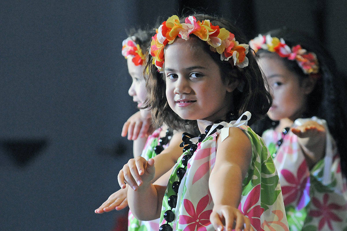 19599197_web1_191130-LAD-Hawaiin-dancers-1