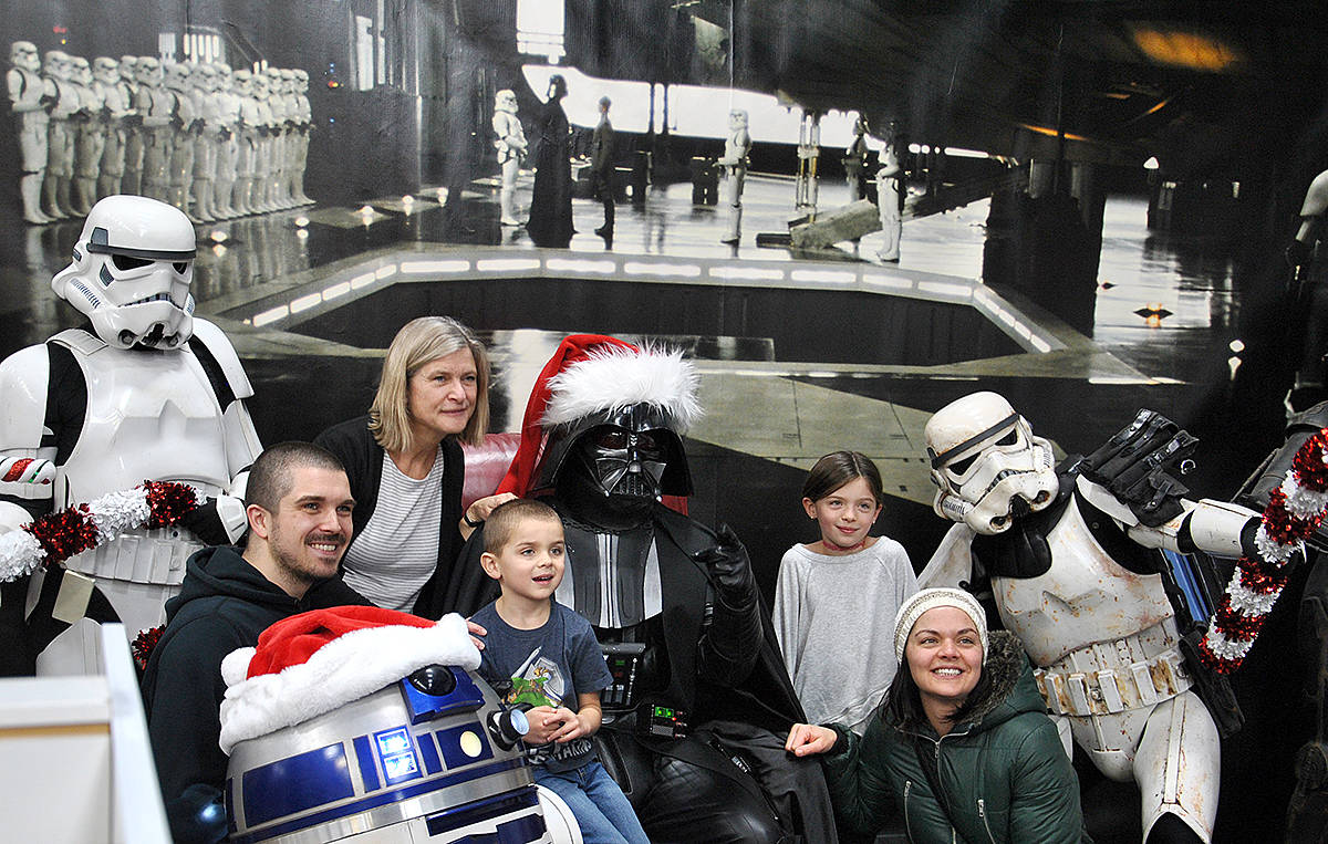 19640699_web1_SantaVader324