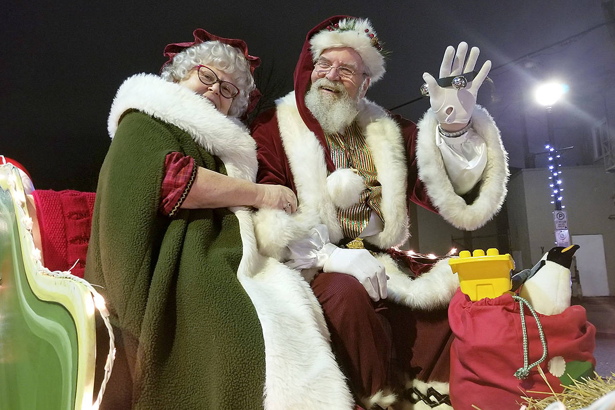 19694274_web1_191207-LAD-Magic-of-Christmas-Santa-with-Mrs