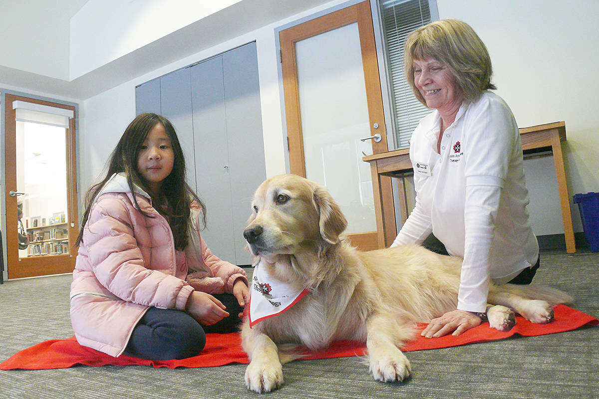 20205605_web1_200118-LAT-reading-to-service-dogs-Seora-Choi