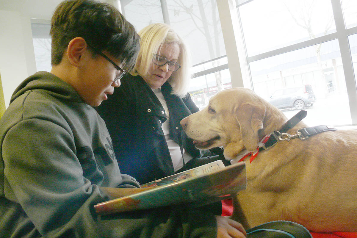 20205605_web1_200118-LAT-reading-to-service-dogs-Sunghan-Lee